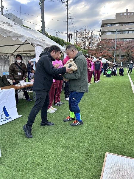 第17回九州・四国スカンビオカップ表彰式でおか惚れ米が贈られた